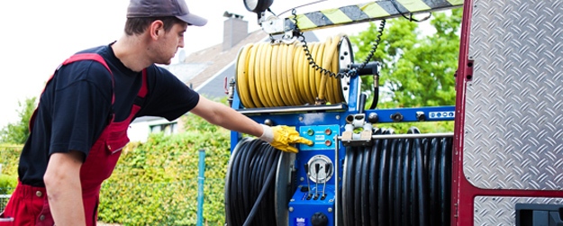 Гидродинамическая чистка колодца канализации